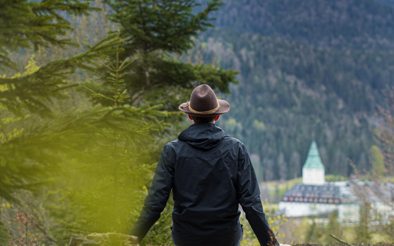 Mann mit Hut der die Aussicht genießt
